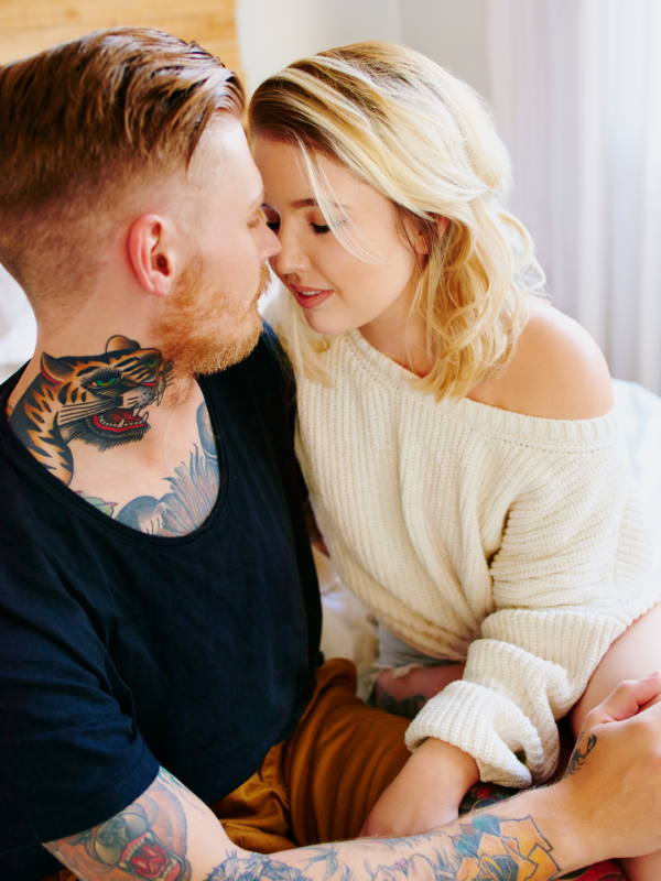 romantic-couple-on-the-couch