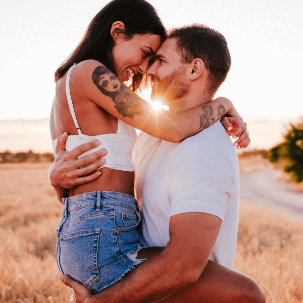 couple-hugging-at-the-sunset