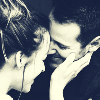 signs she loves you-2