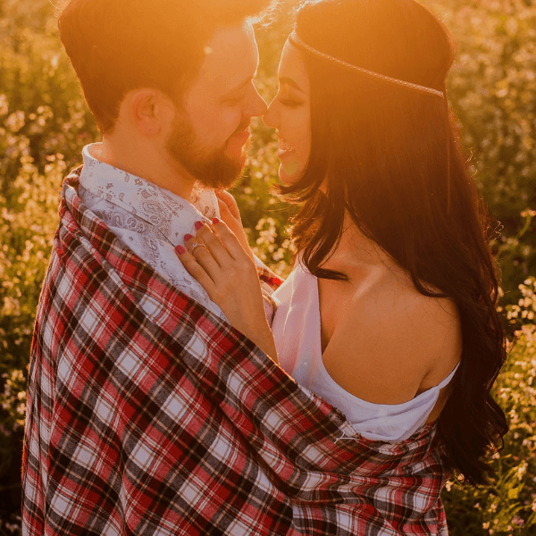 couple-hugging-at-the-sunset