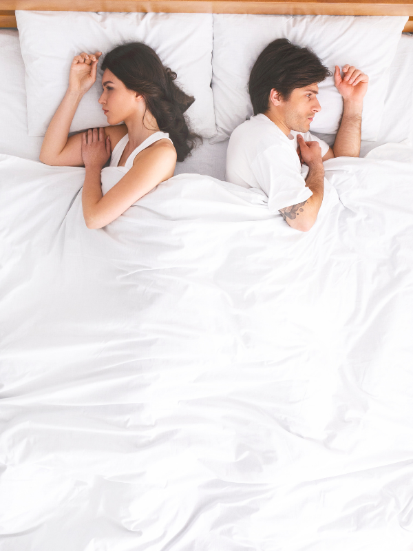 separated-couple-in-bed