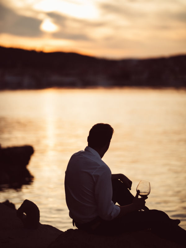 man-drinking-wine-n-the-beach