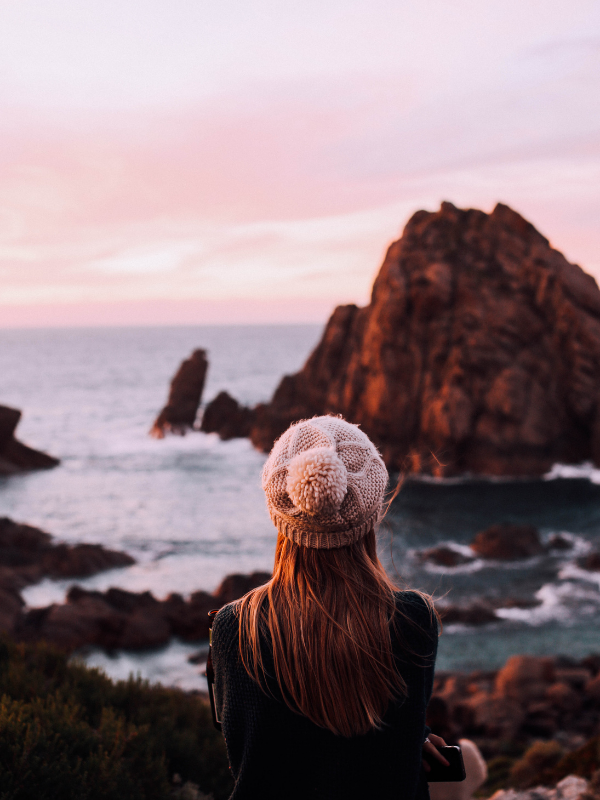 woman-looking-at-the-sea