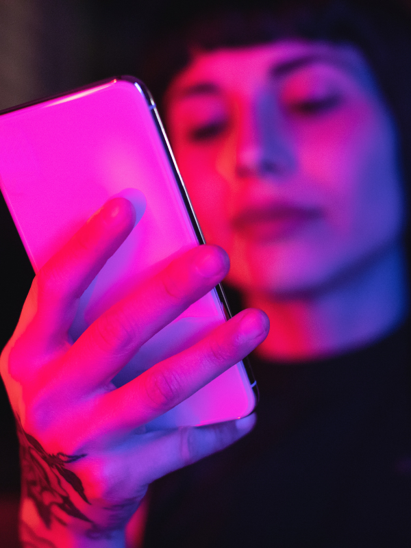 woman-scrollinh-on-her-phone