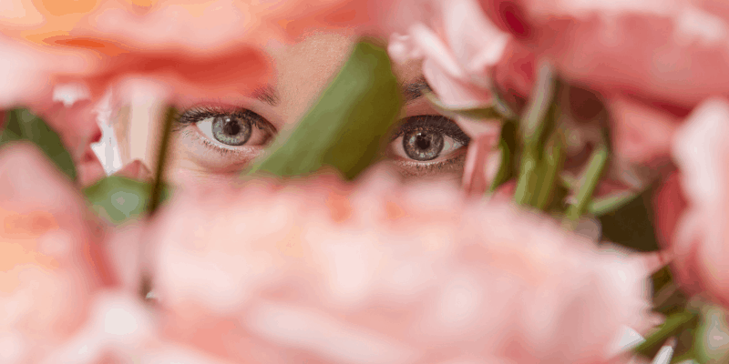 blue-woman-eyes-between-roses