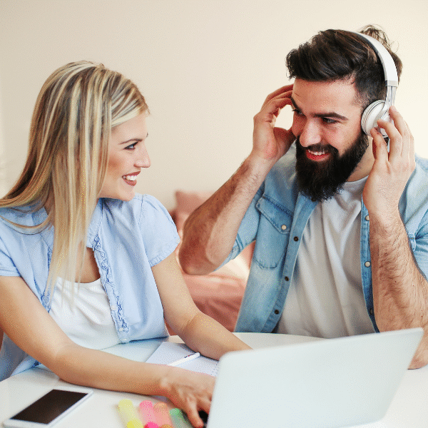 couple-listening-to-headphones