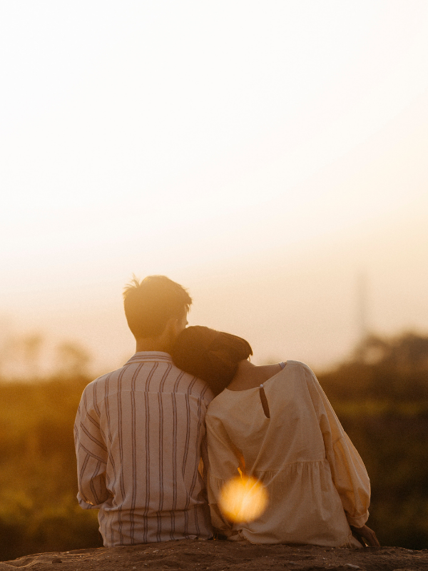 couple-looking-at-the-sunset