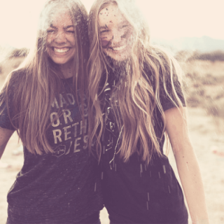 Want to be happy? Even happier? What does a happy person do to maintain his happiness? It's simple. See these 7 habits every happy person has developed. Master them .
