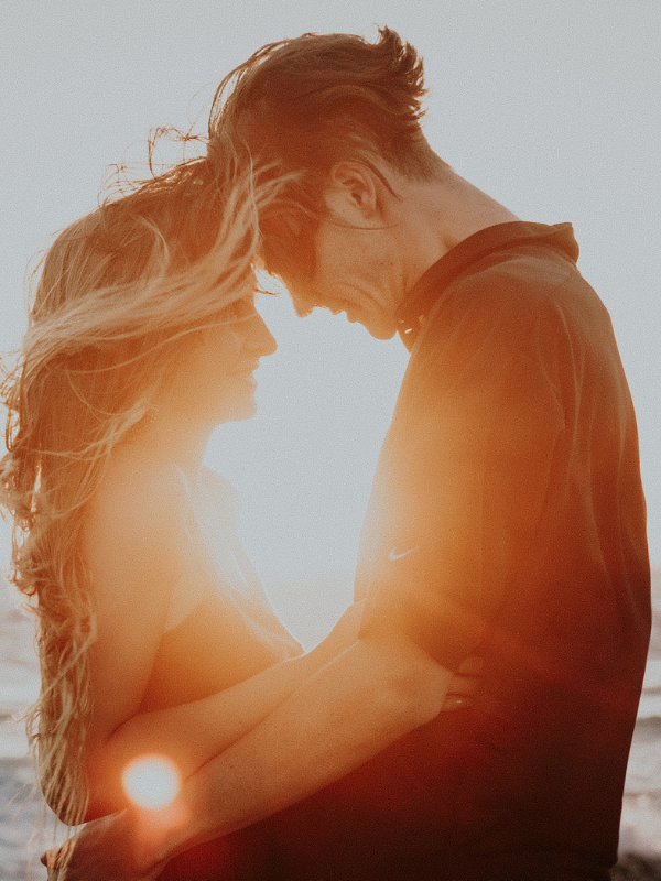 loving-couple-in-the-sunrays
