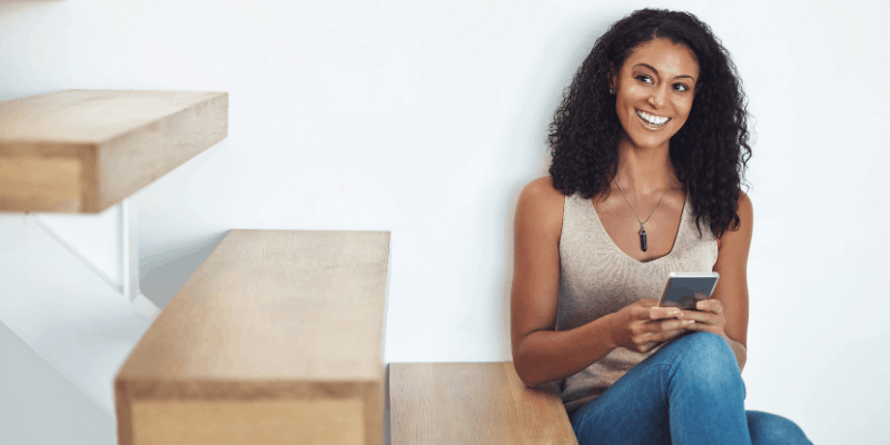 woman-with-phone-in-her-hands