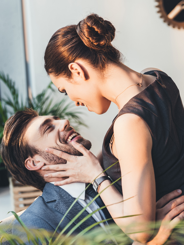 woman-kissing-man