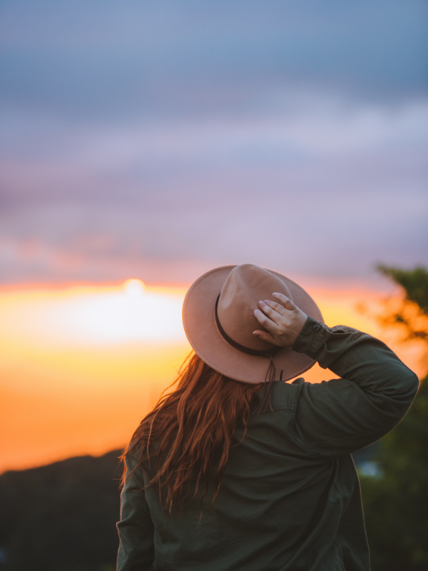 woman with hat looking the sky